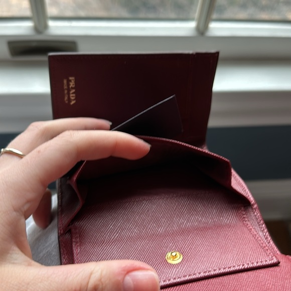 PRADA: Red Wallet Two Tone - Picture 8 of 9